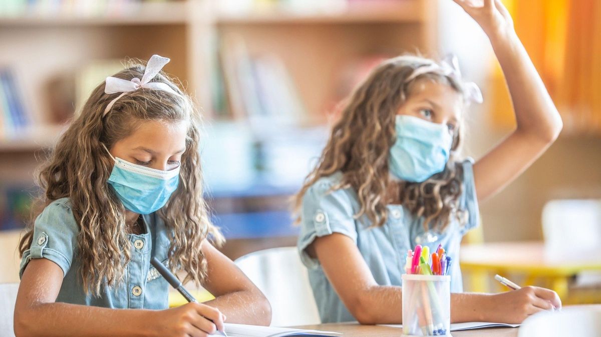 V amerických školách opět nařídili respirátory. Na děti nám nesahejte, zlobí se republikáni